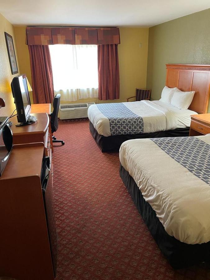 Hutchi Bell Hotel South Hutchinson ภายนอก รูปภาพ