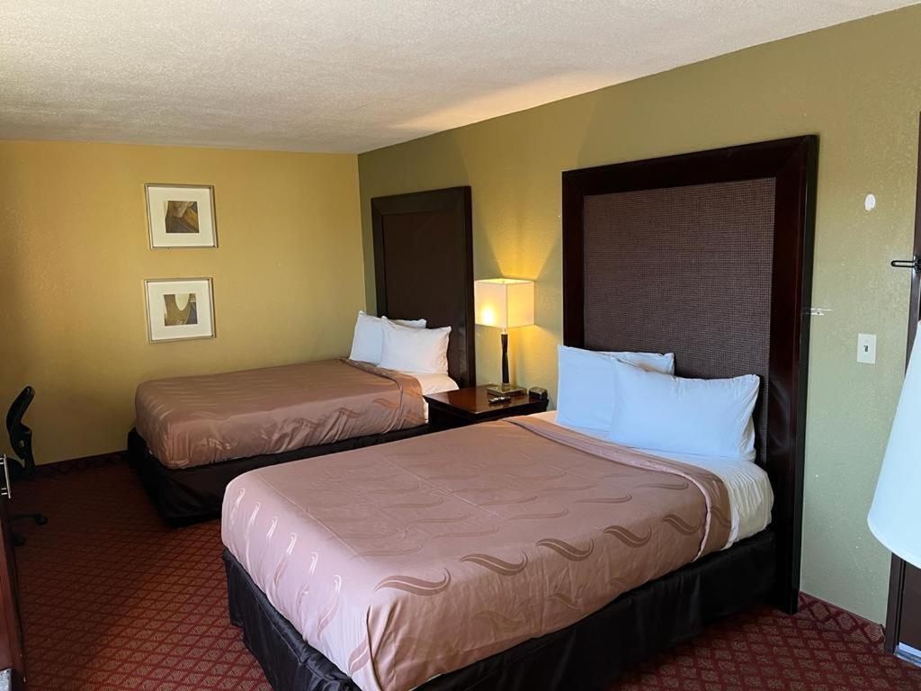 Hutchi Bell Hotel South Hutchinson ภายนอก รูปภาพ
