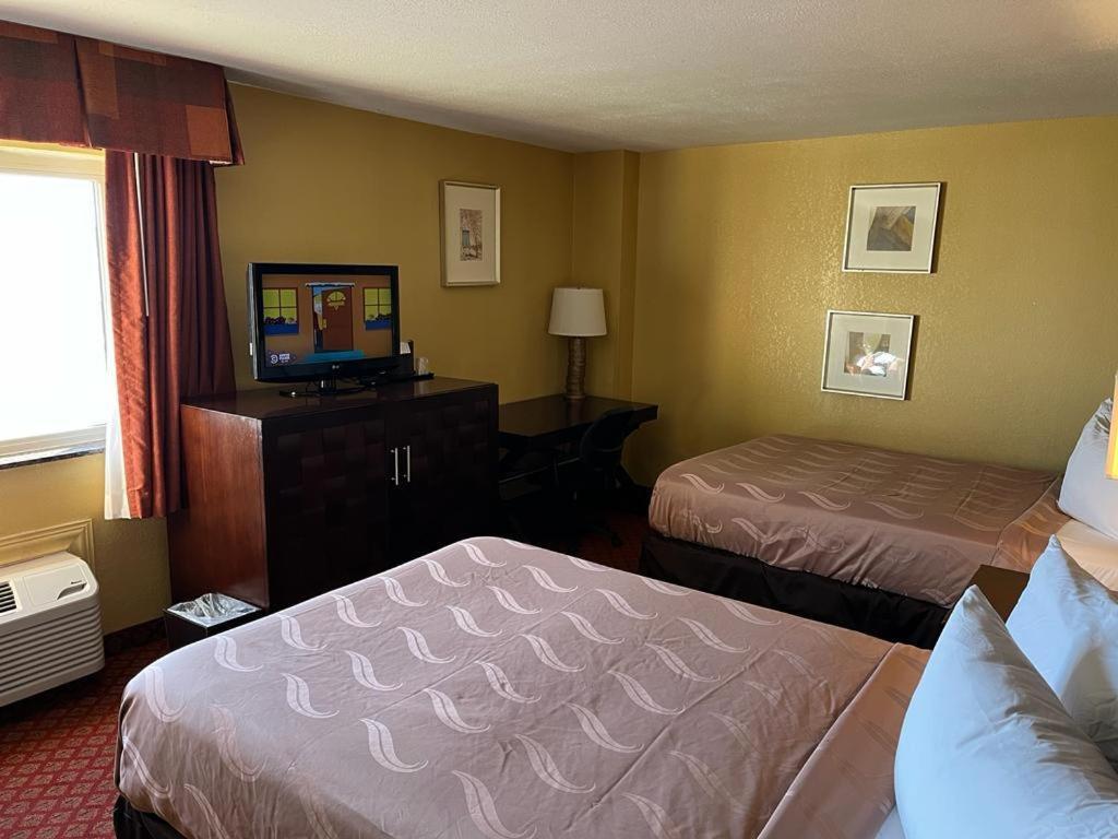 Hutchi Bell Hotel South Hutchinson ภายนอก รูปภาพ