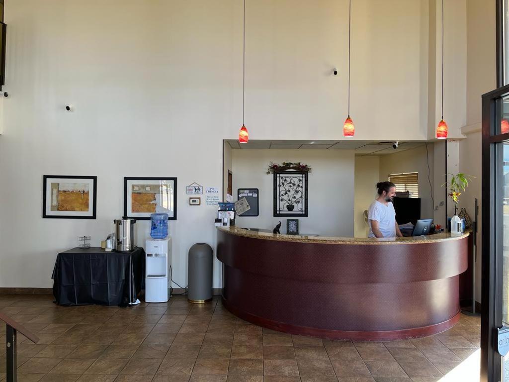 Hutchi Bell Hotel South Hutchinson ภายนอก รูปภาพ